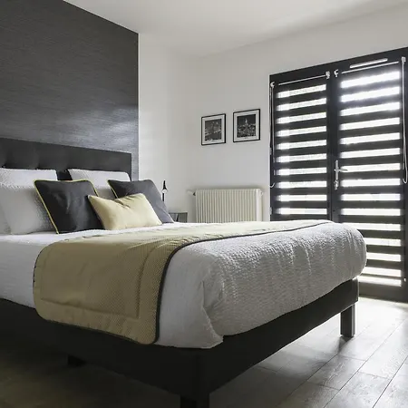 A L'ombre Des Pins 3*