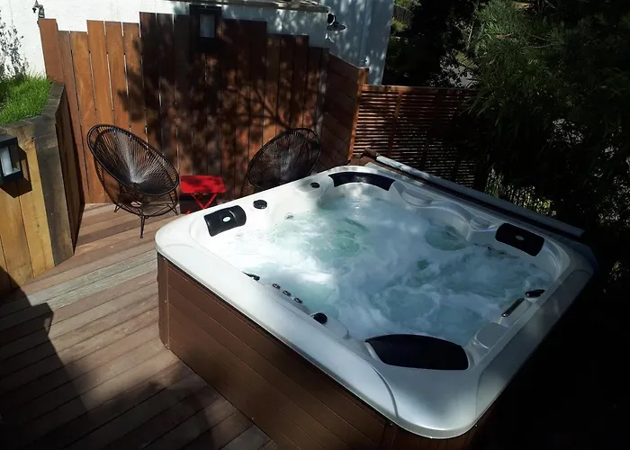 A L'ombre Des Pins 3*